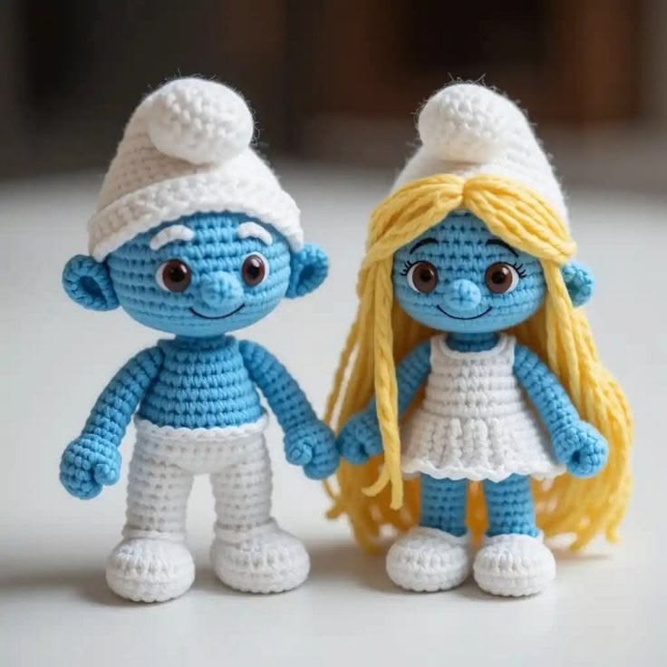 Casal de bonequinhos azuis de crochê com gorro branco