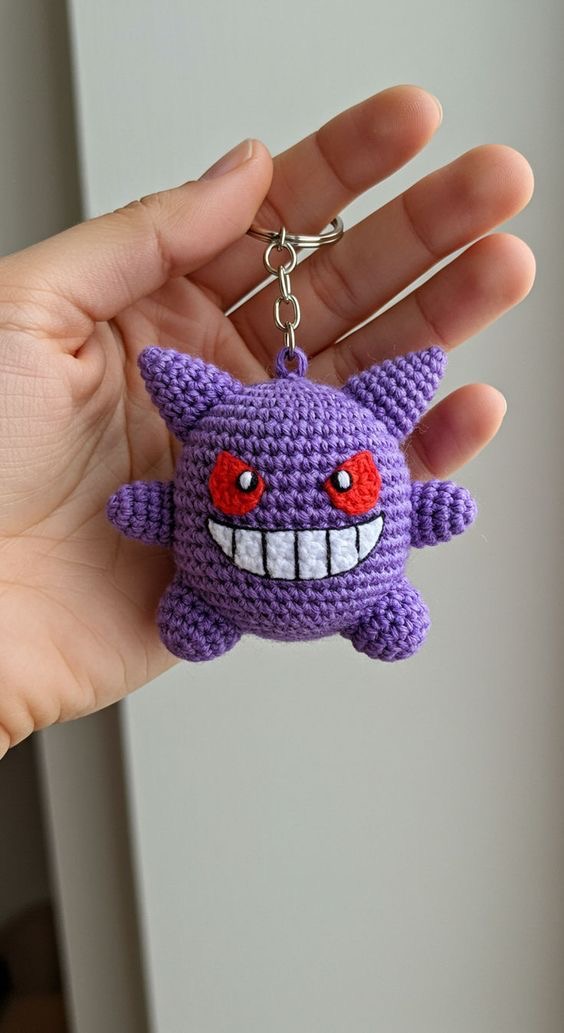 Chaveiro de amigurumi roxo em crochê