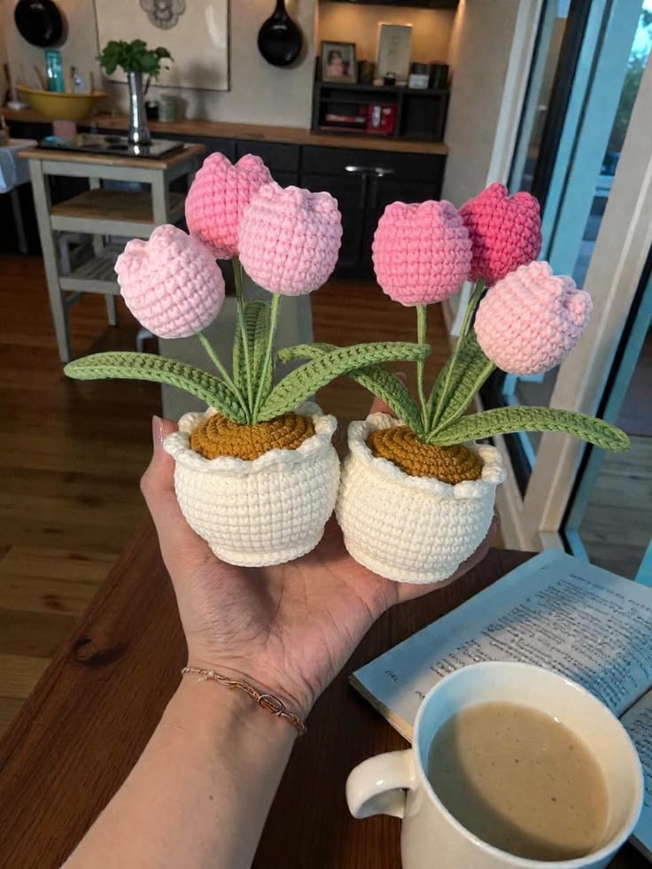 Dois vasinhos de tulipas de crochê