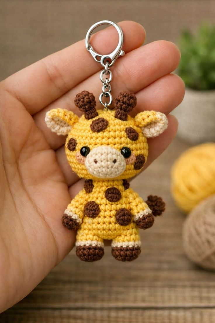 Chaveiro de girafinha amarela de crochê