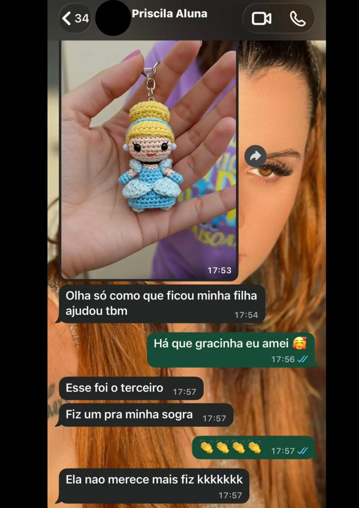 Conversa de aluna mostrando chaveiro de boneca azul de crochê