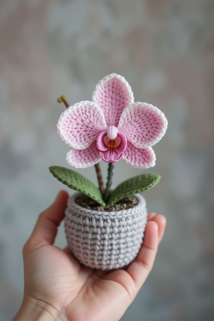 Orquídea de crochê em vaso cinza