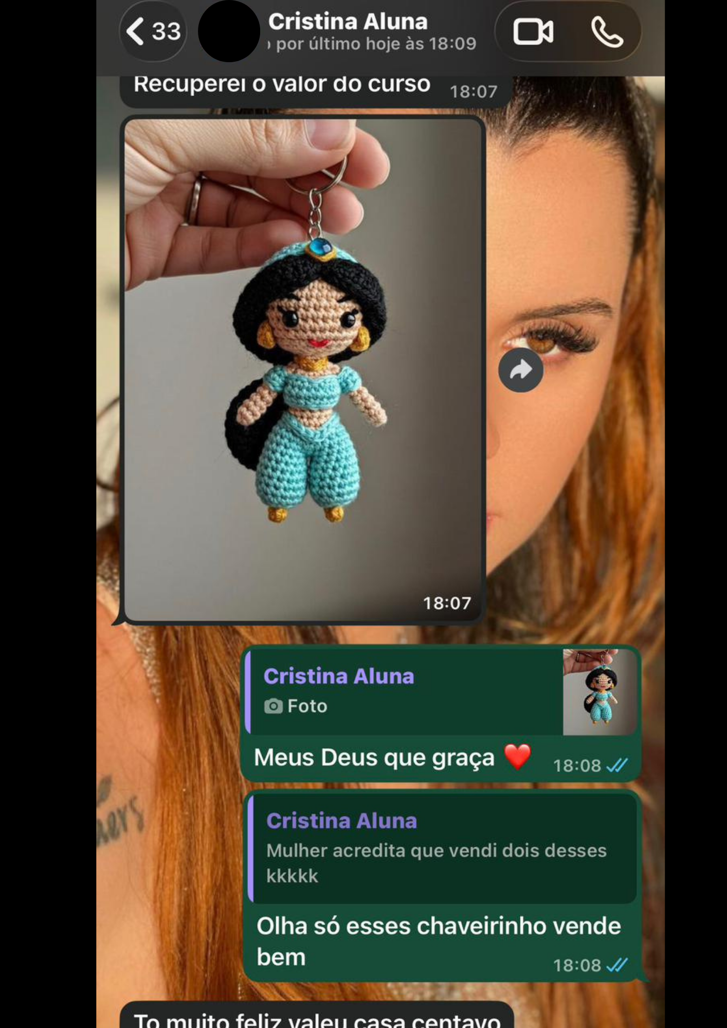 Conversa de aluna mostrando chaveiro de princesa em crochê vendido