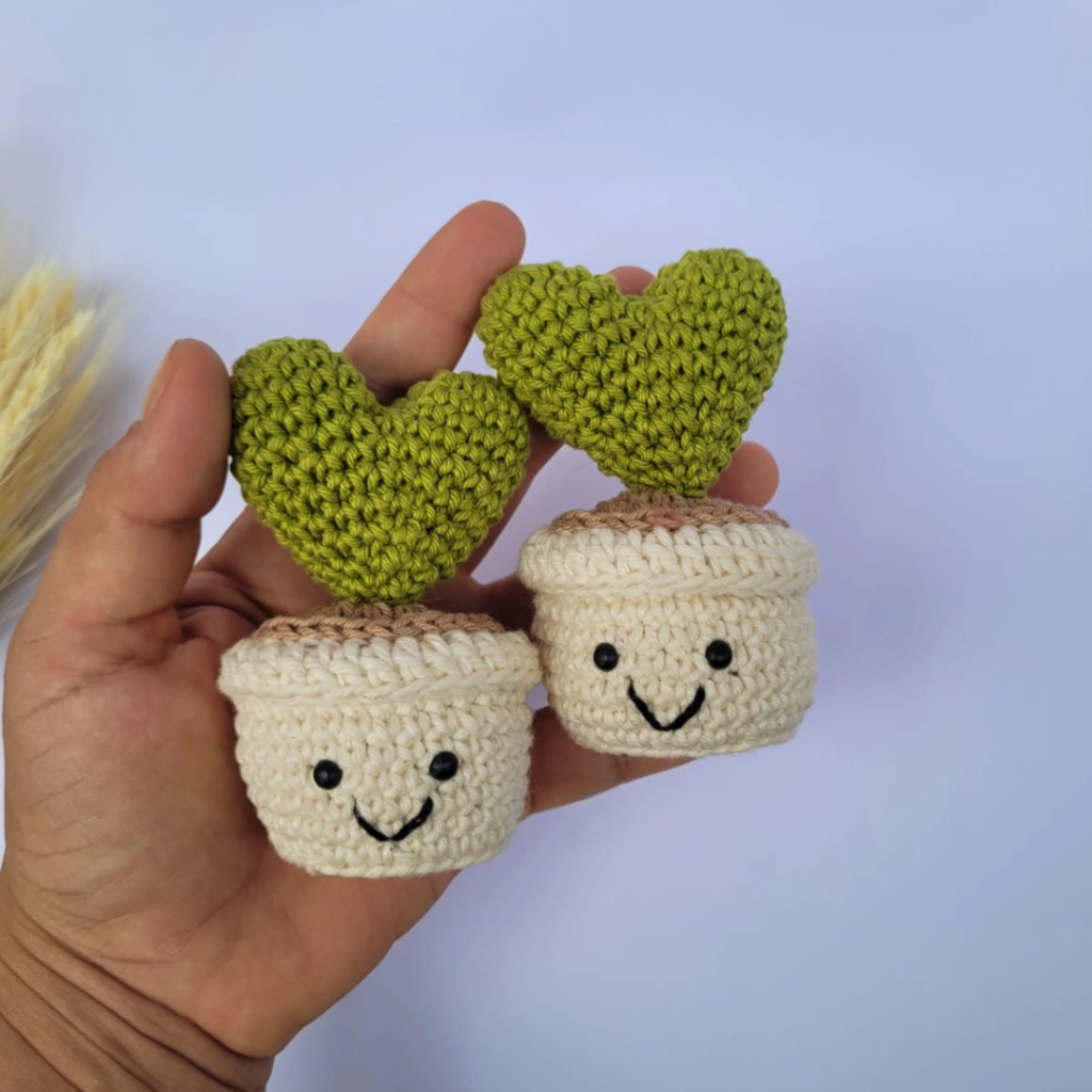 Vasinhos de crochê com coração verde