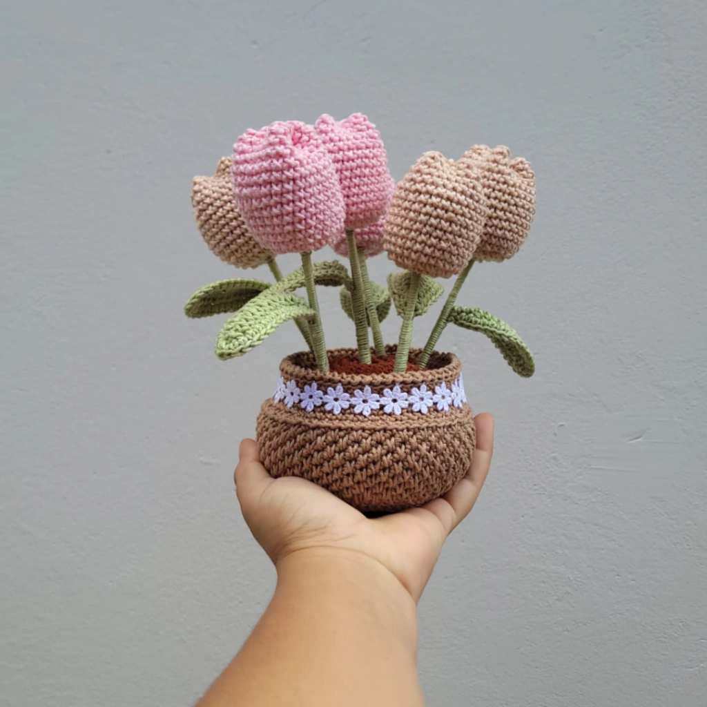Vaso de tulipas de crochê rosa e bege